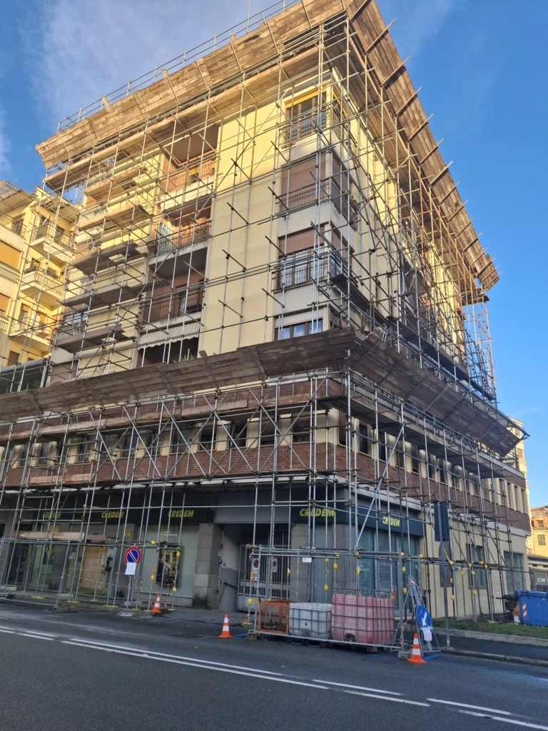 Montaggio ponteggi cantiere Torino