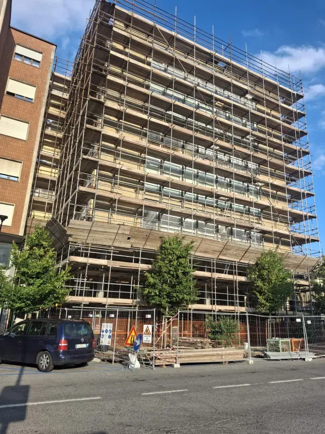 Ponteggi per edificio residenziale a Torino installati da Rayan Ponteggi